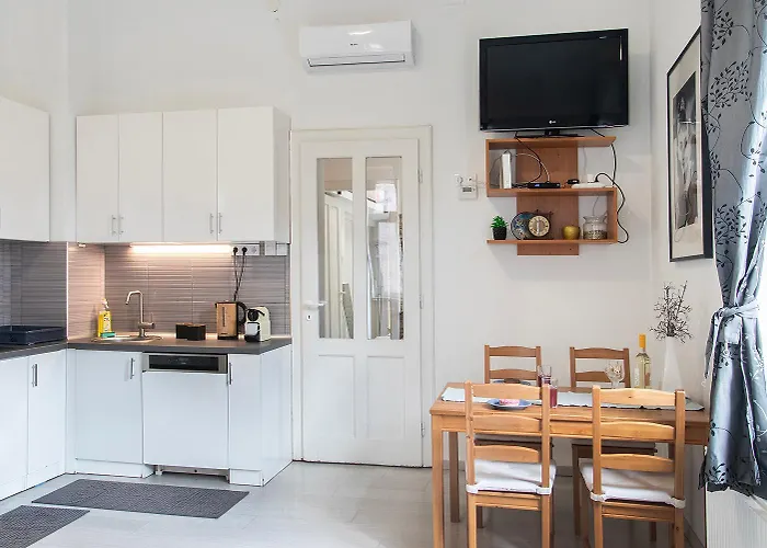 Dora Apartment Near Buda Castle With Parking!